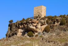 Entrada cueva y torreón