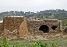 parte trasera de la villa con termas parte trasera de la villa con termas